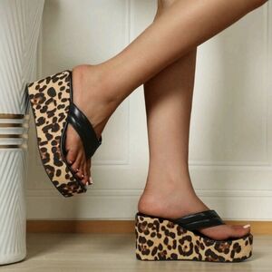 Leopard Print Platform Thong Sandals in Black